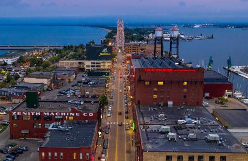 Canal Park Hotel | The Suites Hotel at Waterfront Plaza