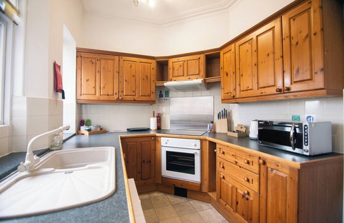 Aberdeen West End Apartment | The Summit West end Spacious City flat with Private parking