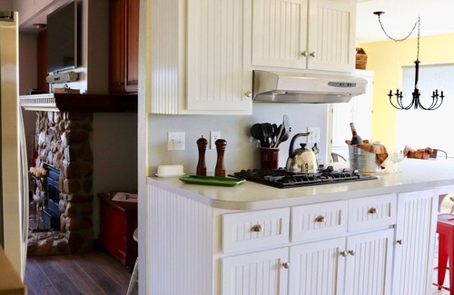 New Cambria Cottage | The Sundae Cottage - A Missouri Sweet Spot , beautiful views, secluded π»