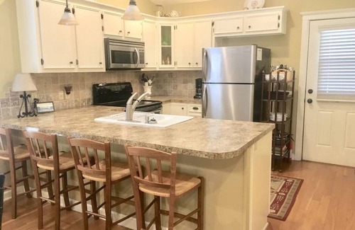 Llano House | The Sunday House -Adorable Hill Country Cottage - Llano River, Shopping, Sights
