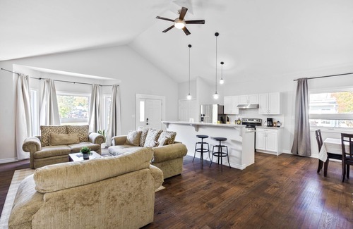 Fenelon Falls House | The Sunflower 4Bdrm Cottage | Walk to Lake Cameron & Downtown Fenelon Falls