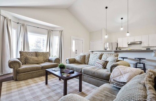 Fenelon Falls House | The Sunflower 4Bdrm Cottage | Walk to Lake Cameron & Downtown Fenelon Falls