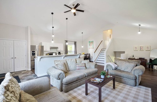 Fenelon Falls House | The Sunflower 4Bdrm Cottage | Walk to Lake Cameron & Downtown Fenelon Falls