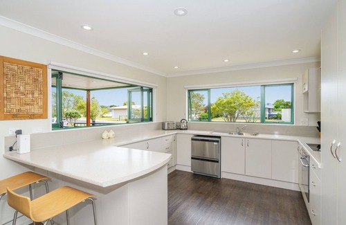 Cooks Beach House | The Sunny Bach - Cooks Beach Holiday Home