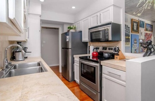 Norma Triangle Apartment | The Sunset Blvd luxury high-rise, 180 city views