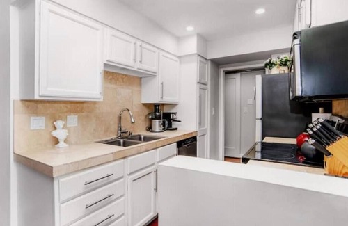 Norma Triangle Apartment | The Sunset Blvd luxury high-rise, 180 city views