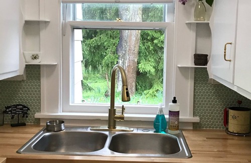 Huntsburg Cottage | The Sunshine Cottage of Chagrin Falls: Monthly Rental +