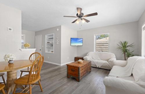 West Bradenton House | The Surf Suite Dog Near Ami Patio Tv