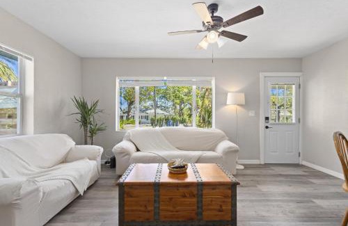 West Bradenton House | The Surf Suite Dog Near Ami Patio Tv