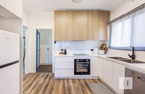 Tuggerawong House | The Sweet Retreat - Hot tub with Lakeviews!