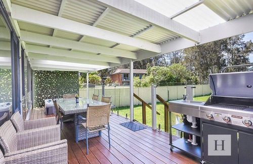 Tuggerawong House | The Sweet Retreat - Hot tub with Lakeviews!