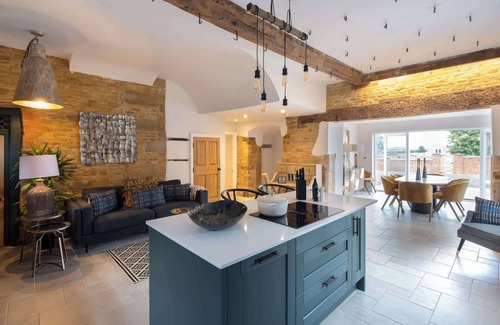 Kelmarsh House | The Talbot – Exceptional Retreat with Hot Tub