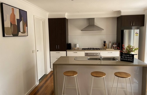 Kilmore House | The Tee House is conveniently located in Kilmore township next to Golf Course.