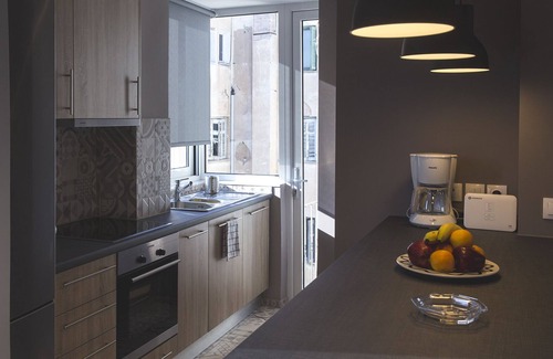 Plaka Apartment | The Temple of Zeus and the Hadrian Arch. Luxury apt in Athens next to Acropolis.