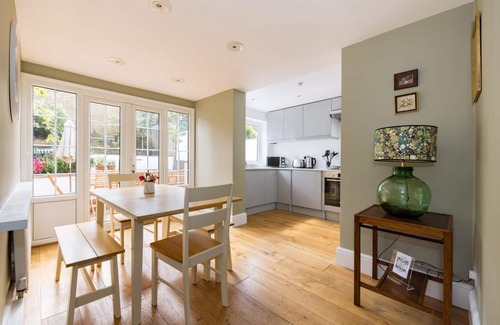 Battersea House | The Thames Embrace 3 BR+Garden House in Battersea
