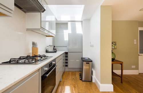 Battersea House | The Thames Embrace 3 BR+Garden House in Battersea