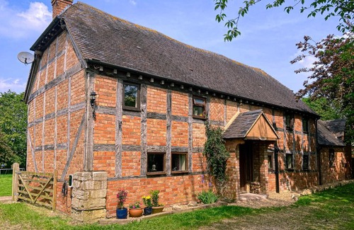Sedgeberrow House | The Threshing Barn - Stunning 5 Bedroom Retreat!