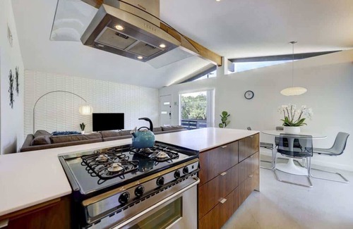 South River City House | The Tiffany | Pet-Friendly SoCo Townhome