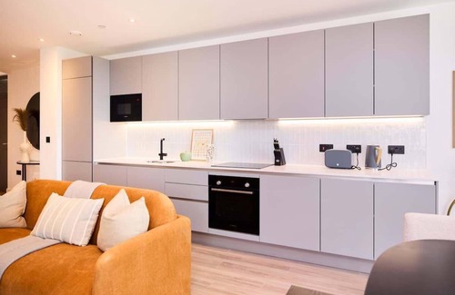 Tottenham Green Apartment | The Tottenham Classic - 2BDR Flat with Balcony