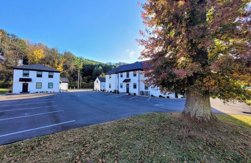 Tazewell Apartment | The Traveler on Main - Suite #6- Across the Street from Back of the Dragon!