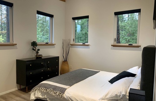 Taghum House | The Treehouse Suite with a roof top jacuzzi hot tub. Private and Quiet.