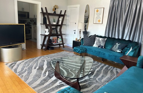 Eureka Valley Cottage | The “Treehouse” centrally-located quaint Cottage w/views!