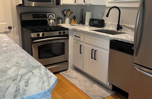 Eureka Valley Cottage | The “Treehouse” centrally-located quaint Cottage w/views!
