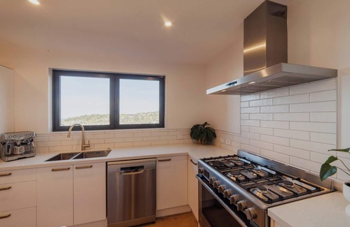 Sumner House | The Ultimate Cecil Wood Stay - Hot Tub, BBQ & Views