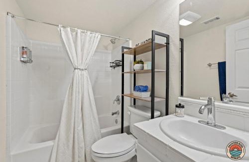 Lakeside House | The Ultimate Escape Pool, Slide, Gym plus Games!