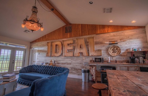 Round Top Bed & Breakfast | The Vagabond Room - Wander Inn