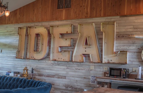 Round Top Bed & Breakfast | The Vagabond Room - Wander Inn
