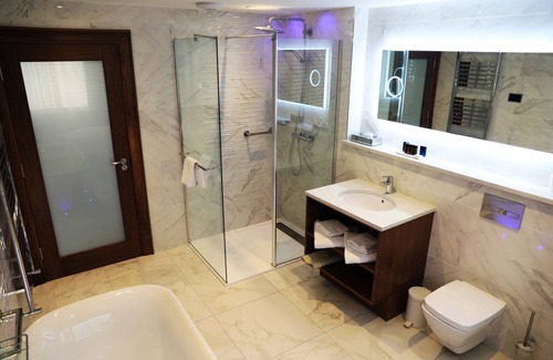Fivemiletown Hotel | The Valley Hotel & Carriage Gardens