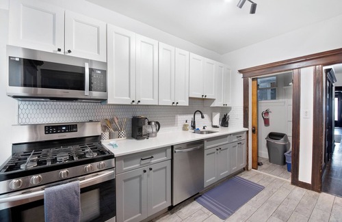 West Side Apartment | The Vic; Luxury 3bed , Easy Access to NY, Parking Avail