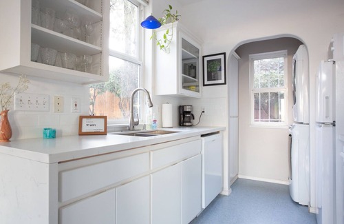 Portland Cottage | The Victorian Cottage with Mountain & River views!