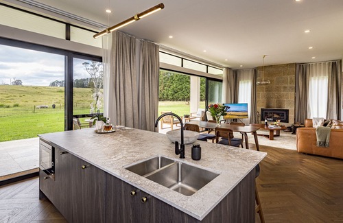 Penrose Villa | The Villa @ The Vale Penrose - Country chic private Villa with outdoor Spa