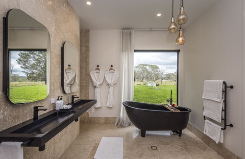 Penrose Villa | The Villa @ The Vale Penrose - Country chic private Villa with outdoor Spa