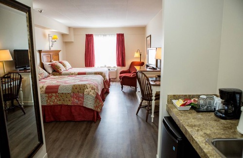 Lakefield Hotel | The Village Inn