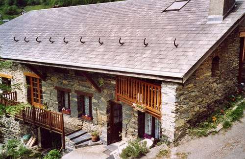 Ornon Apartment | the village of Oisans 15 minutes from € 350/S near Alpe d'Huez garden 150m² valley view.