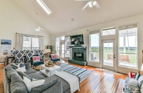 Pointe San Luis House | The Vintage of Galveston-Beach Views!/Pets!/Pool!