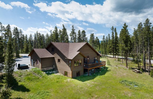 Pole Creek Meadows House | The Wagon Ranch Private hot tub