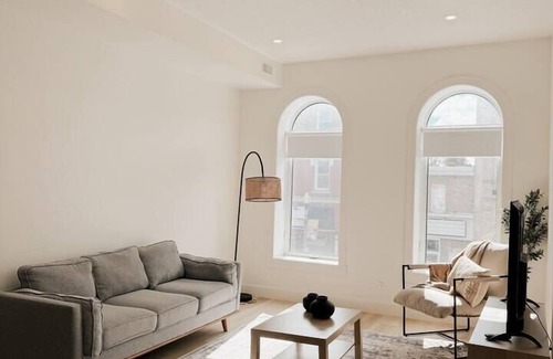 Woodstock Apartment | The Waldorf - King