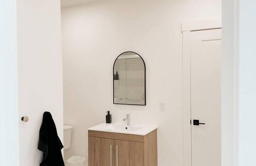 Woodstock Apartment | The Waldorf - King
