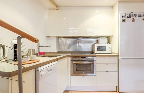 San Gil Apartment | The wall of Sevilla Parking