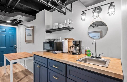 Shadyside Apartment | The Walnut Suites - The Incline Suite
