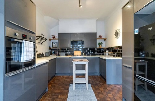 Splott House | The Wanderer - Lovely 3bd House - upto 10 guests.