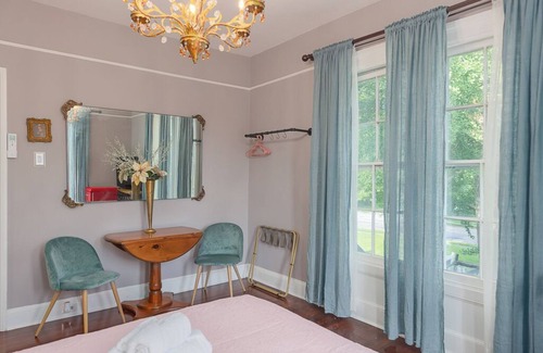 Warwick Hotel | The Warwick Inn Boutique Amity Room 3 an Hour from NYC