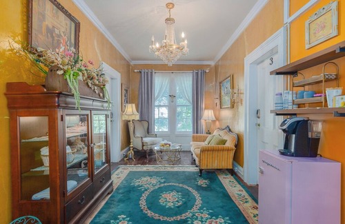 Warwick Hotel | The Warwick Inn Boutique Amity Room 3 an Hour from NYC