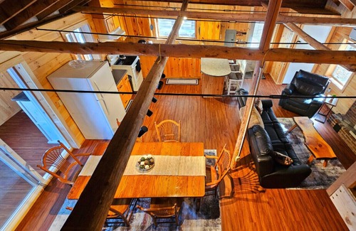 Hartland Cabin | The Water's Edge|Peaceful Lakeside Cabin