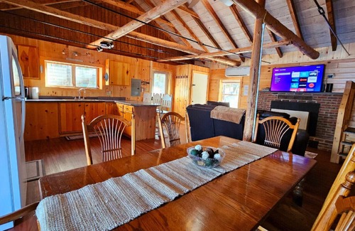 Hartland Cabin | The Water's Edge|Peaceful Lakeside Cabin