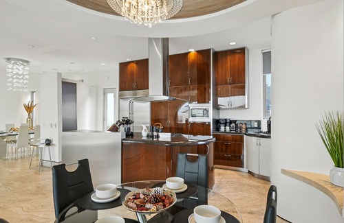 Roseville - Fleet Ridge House | The Wave House | Custom Gem w/Panoramic Views, Fire Pit, BBQ, Pool Table & Wraparound Balconies